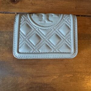 Tory Burch Quilted Fleming wallet. Color: arctic